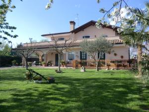 uma casa com uma cerca e um quintal em B&B Isonzo em Turriaco