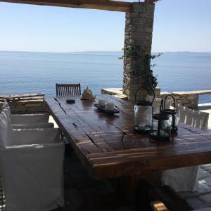 Photo de la galerie de l'établissement Waterfront Luxurious Villa - Kea Island, à Melissaki 32 autres photos