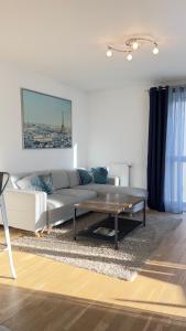 Χώρος καθιστικού στο Lumière Parisienne Appart Moderne Lumineux et Spacieux de 66m2 Metro L13 Parking Terrasse et Ascenseur +33 φωτογραφίες