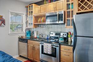 Itz a Vibe - 1 bedroom studio in the heart of DTSP的厨房或小厨房