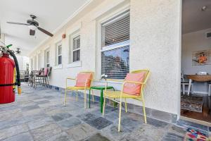 圣彼得堡Itz a Vibe - 1 bedroom studio in the heart of DTSP的庭院里摆放着一组椅子和一张桌子