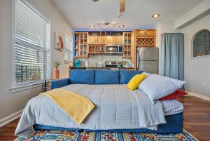 Itz a Vibe - 1 bedroom studio in the heart of DTSP的厨房或小厨房