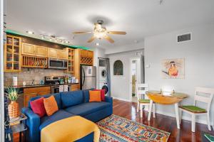 Itz a Vibe - 1 bedroom studio in the heart of DTSP的厨房或小厨房
