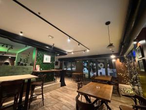 un restaurante con mesas y sillas y un bar en Apartment Magic snow, en Kopaonik