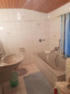 Salle de bains dans l'établissement Ferienwohnung Kahlersberg