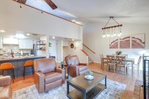 Posezení v ubytování Cozy Flagstaff Condo in Country Club Community!