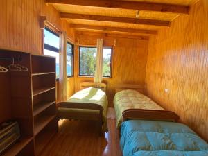 Cabaña los arrayanes full equipada con Tinaja客房内的一张或多张床位