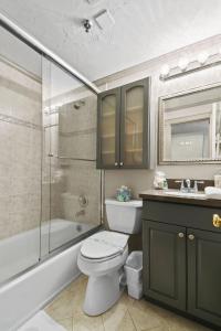 Koupelna v ubytování ORCHID SUITES - Historic Palm Beach Hotel Condominium