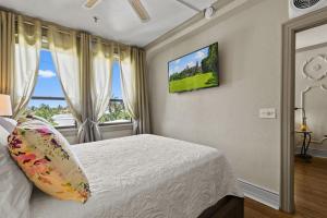 Postel nebo postele na pokoji v ubytování ORCHID SUITES - Historic Palm Beach Hotel Condominium + 170 fotografií