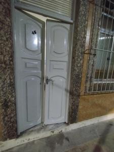 eine weiße Tür in einem Zimmer mit Fenster in der Unterkunft Casa na melhor localização de Santa Teresa in Rio de Janeiro