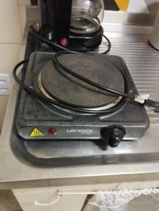 ein Kabel liegt auf einem Herd in der Unterkunft Casa na melhor localização de Santa Teresa in Rio de Janeiro