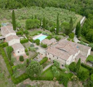 une vue aérienne d'une maison avec piscine dans l'établissement Lindo Apartamento no coração do Chianti!, à Castellina in Chianti