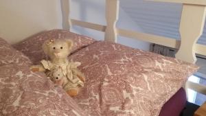 two teddy bears sitting on top of a bed at Ferienwohnung Ideenreich in Bad Neuenahr-Ahrweiler