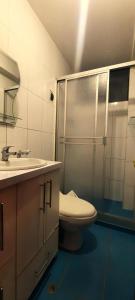 クスコにある"Departamento Entero y Céntrico para Parejas o Familia corta en CUSCO", Precio especial por mesのシャワー、トイレ、洗面台を備えたバスルーム