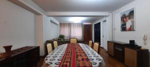 クスコにある"Departamento Entero y Céntrico para Parejas o Familia corta en CUSCO", Precio especial por mesの長いテーブルと椅子のあるダイニングルーム +7枚の写真