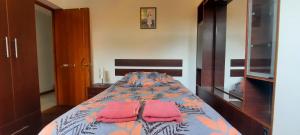 クスコにある"Departamento Entero y Céntrico para Parejas o Familia corta en CUSCO", Precio especial por mesのベッドルーム1室(ピンクの枕2つ付)