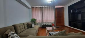 クスコにある"Departamento Entero y Céntrico para Parejas o Familia corta en CUSCO", Precio especial por mesのソファとテーブルのあるリビングルーム