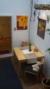 a wooden table with two glasses of wine on it at Ferienwohnung Ideenreich in Bad Neuenahr-Ahrweiler