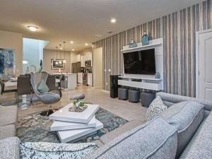 Un televizor și/sau centru de divertisment la Gobi Gorgeous 6 Br Pool Game Rm Close to Disney