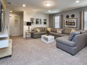 O zonă de relaxare la Gobi Gorgeous 6 Br Pool Game Rm Close to Disney