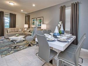 O zonă de relaxare la Gobi Gorgeous 6 Br Pool Game Rm Close to Disney