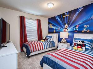 Un pat sau paturi într-o cameră la Gobi Gorgeous 6 Br Pool Game Rm Close to Disney
