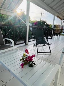 Rõdu või terrass majutusasutuses Villa Sous le Manguier-Anse Bertrand 5min plage