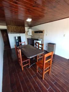 Un comedor con mesa y sillas en Necochea Alojamiento, en Necochea