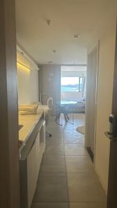 Fotografie z fotogalerie ubytování Flat em Hotel de Luxo beira mar da grife Ritz suítes com vista ampla para todo o mar da cruz das almas, jatiúca e ponta verde, com toda estrutura de um hotel lindo e arrojado, academia, piscina e muito mais, venha viver essa experiência incrível! v destinaci Maceió