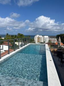 a swimming pool on top of a building at Flat com Piscina Privativa Tamandaré in Tamandaré