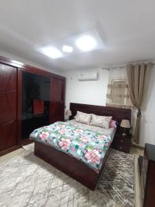 Postel nebo postele na pokoji v ubytování كورنيش المعادى بالقرب من مستشفى السلام الدولى