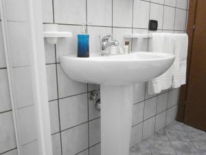 a white sink in a bathroom with towels at B&B La Rosa Lampedusa in Lampedusa