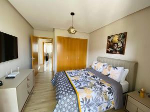 サレにあるMarina Salé Luxury Apartment, Sea Viewのベッドと机とテレビのある寝室 +28枚の写真