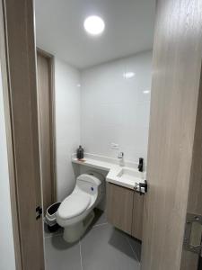 Un baño de Apartaestudio en la Mejor Locación