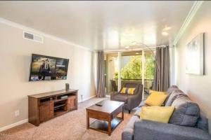 Μια τηλεόραση ή/και κέντρο ψυχαγωγίας στο Relaxing Condo with Parking - Minutes to Old Town!