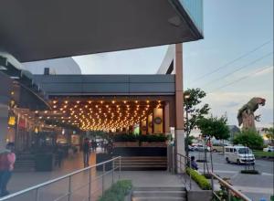 Un edificio con un sacco di luci sopra di Hermosa Suite - Piscina - Gym - City Suites - 1403 a Guayaquil