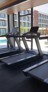 een rij tafels met laptops op het balkon bij Flat Beira Mar Gavresorts in Porto De Galinhas