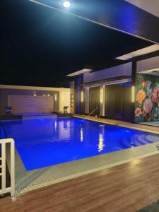 Bazén v ubytování Villa Luminous Private Resort nebo v jeho okolí