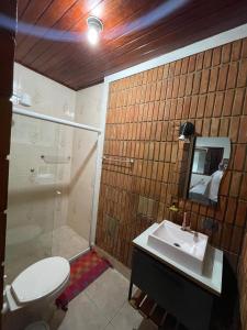 Koupelna v ubytování Casa de Luxo no Itaguá. A 5 minutos das principais Praias (Praia Grande, Tenorio, Vermelha do Centro e Toninhas) + 8 fotografií