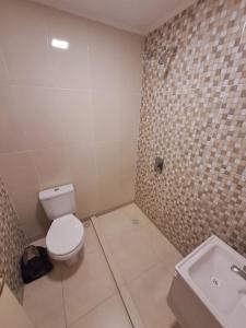 un baño con inodoro y lavabo en Hotel don mario, en Puerto Iguazú