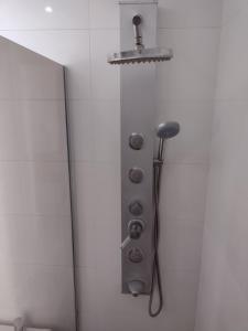 una ducha con cabezal de ducha en un baño en Movistar Arena, en Buenos Aires