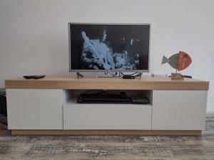 TV en la parte superior de un centro de entretenimiento blanco en Movistar Arena, en Buenos Aires