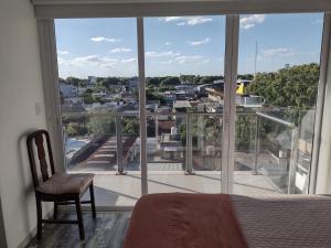 Un dormitorio con una gran ventana con vista a una ciudad. en Movistar Arena, en Buenos Aires