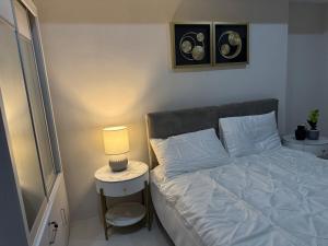 Postel nebo postele na pokoji v ubytování Cozy studio unit