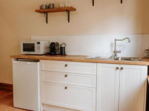 un comptoir de cuisine avec un évier et un micro-ondes dans l'établissement Cole-Brook New Cottage - McLaren Vale, à McLaren Vale 31 autres photos