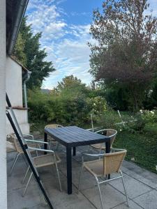 Taman di luar Lillys Appartement 3 in 3430 Tulln