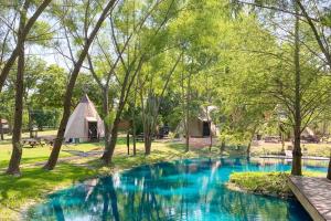 Foto dalla galleria di Waterfront Teepee 2 Red Fox a Seguin