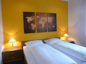 Una habitación de hotel con dos camas y dos lámparas. en Hotel van Lendt garni, en Dulmen
