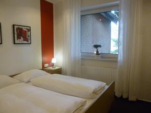Dos camas en una habitación de hotel con ventana. en Hotel van Lendt garni, en Dulmen 33 fotos más