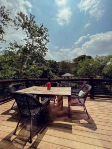 Rõdu või terrass majutusasutuses Treehouse 1 Mockingbird Lodge